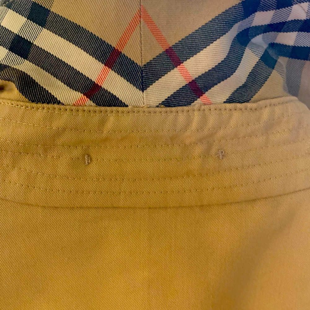 Burberry trench in exceptional condition. Vintage and classic.